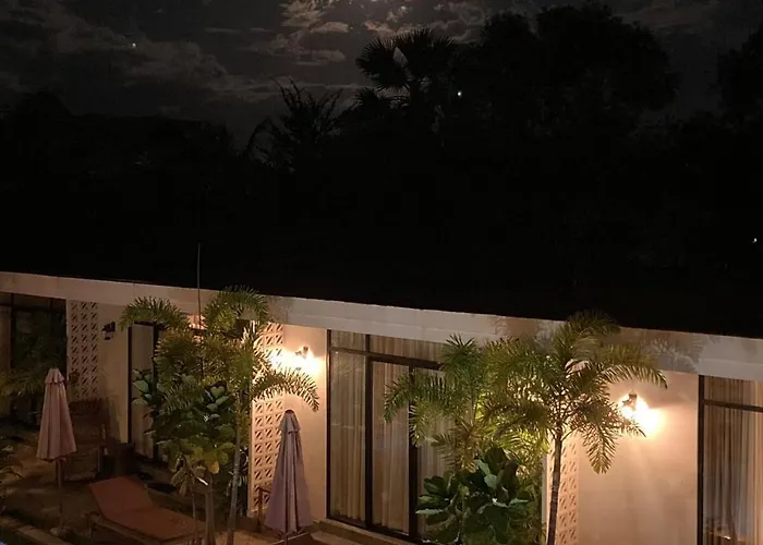 Private Bungalow, Large Salt Water Pool & Jacuzzi, Super Fast Wifi 100mbps *