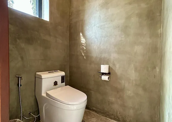 Private Bungalow, Large Salt Water Pool & Jacuzzi, Super Fast Wifi 100mbps