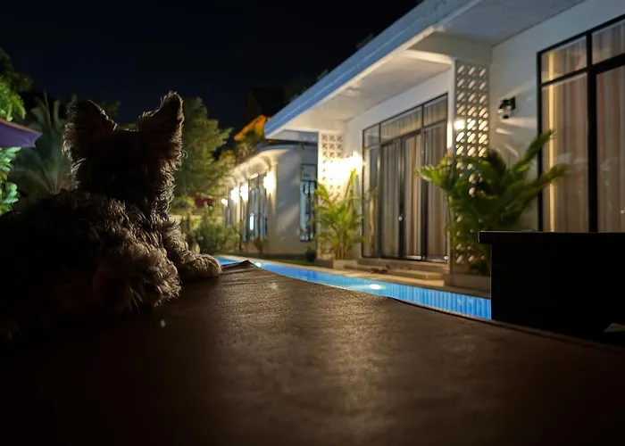 Private Bungalow, Large Salt Water Pool & Jacuzzi, Super Fast Wifi 100mbps *